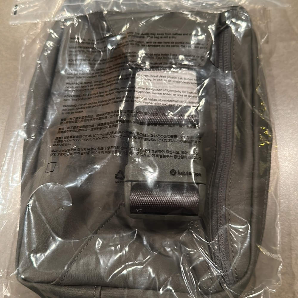 Lululemon Everywhere Belt Bag. NEW. Large 2L - Picture 10 of 12
